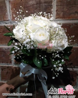Buket bunga segar mawar putih di ikat